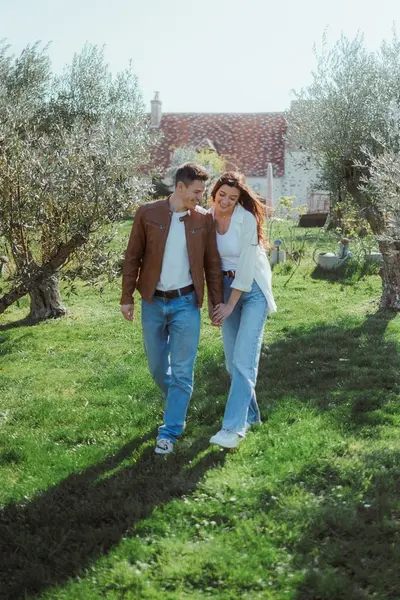 Couples photoshoot in Saint-Émilion by Anais K