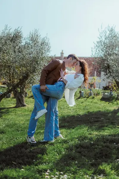Couples photoshoot in Saint-Émilion by Anais K