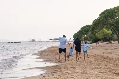 Family photoshoot in Hyères by Sarah V