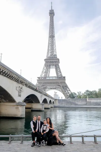 Family photoshoot in Paris by Alexandre I