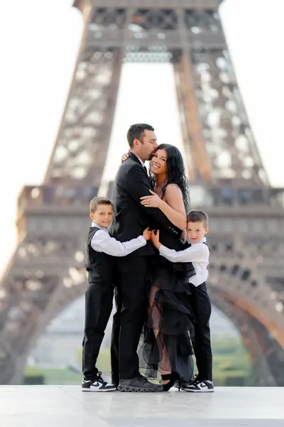 Family photoshoot in Paris by Alexandre I