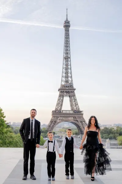 Family photoshoot in Paris by Alexandre I