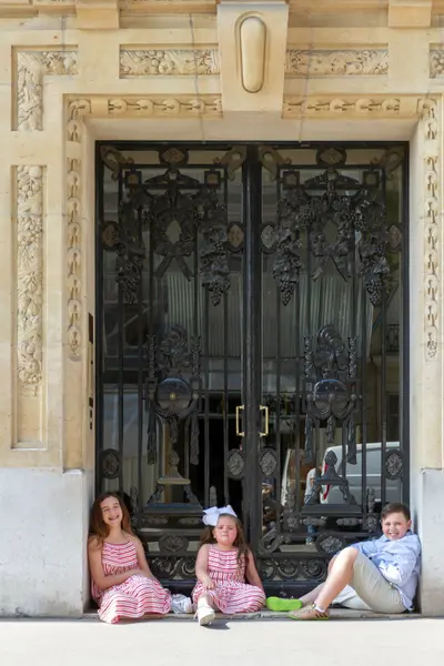 Family photoshoot in Paris by Joseph J