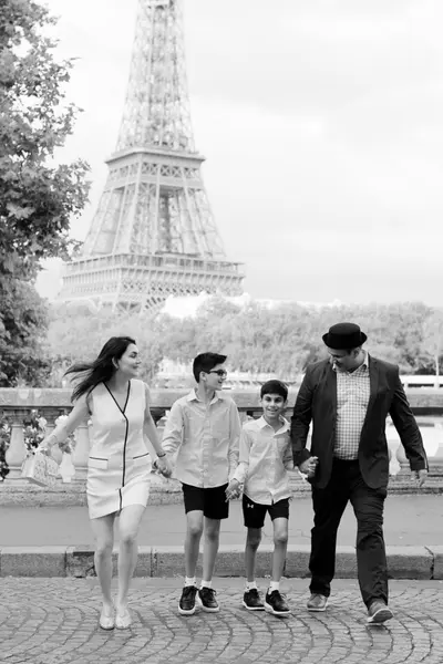 Family photoshoot in Paris by Joseph J