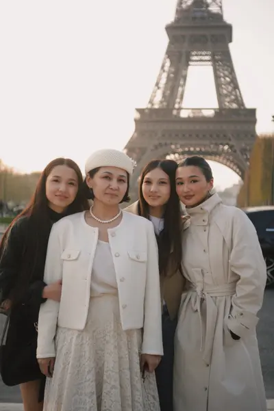 Family photoshoot in Paris by Katerina P