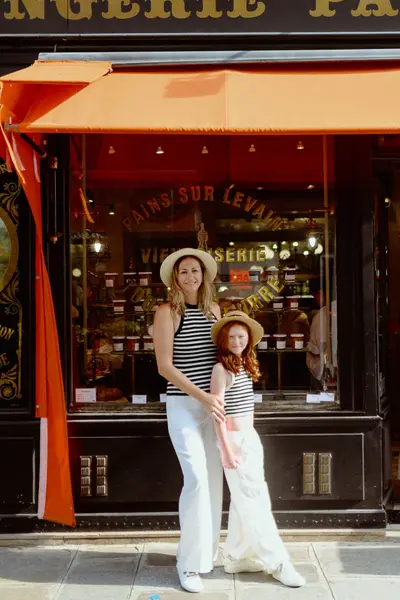 Family photoshoot in Paris by Anna D
