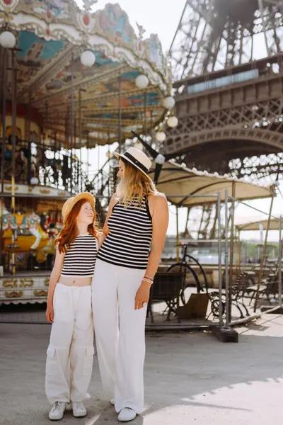 Family photoshoot in Paris by Anna D